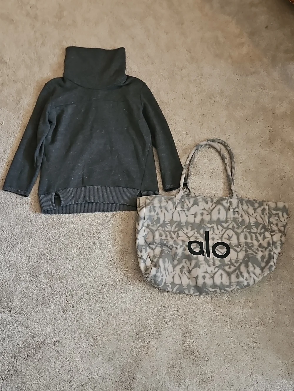 ALO Yoga Sweatshirt and Patterned Tote Bag